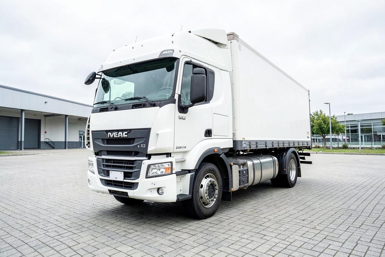 Witte Iveco 7.2 ton paardenvrachtwagen met automaat