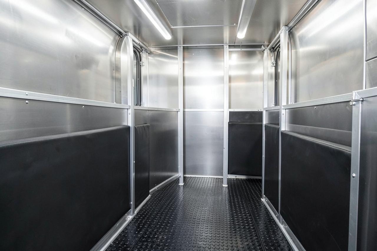 Aluminium paardencompartiment van de STX Groom-Suite met rubberen vloer